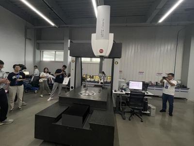 專精特新看中國(guó)丨會(huì)學(xué)習(xí)的機(jī)器人上崗智能工廠，讓碳纖維箭桿誤差控制在微米級(jí)