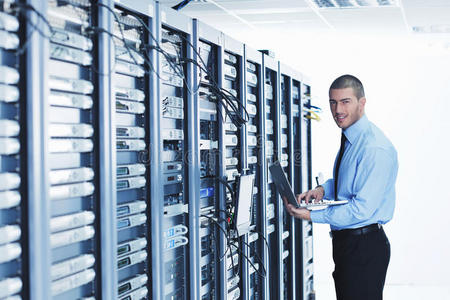 網(wǎng)絡(luò)機(jī)房里，IT工程師的電話與網(wǎng)絡(luò)交響曲